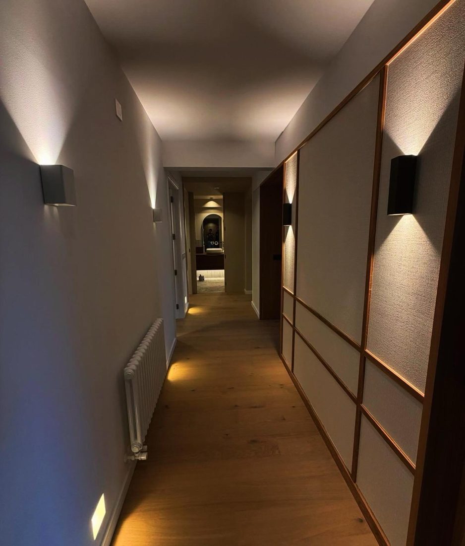 Iluminación de pasillo con apliques de pared