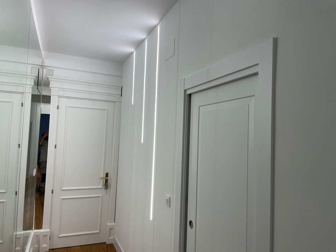 Pasillo con líneas LED empotradas