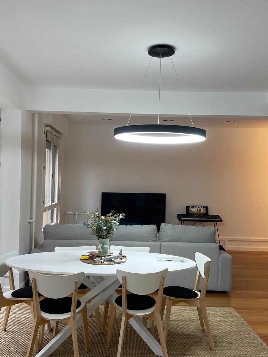 Salón con lámpara LED de anillo e iluminación indirecta