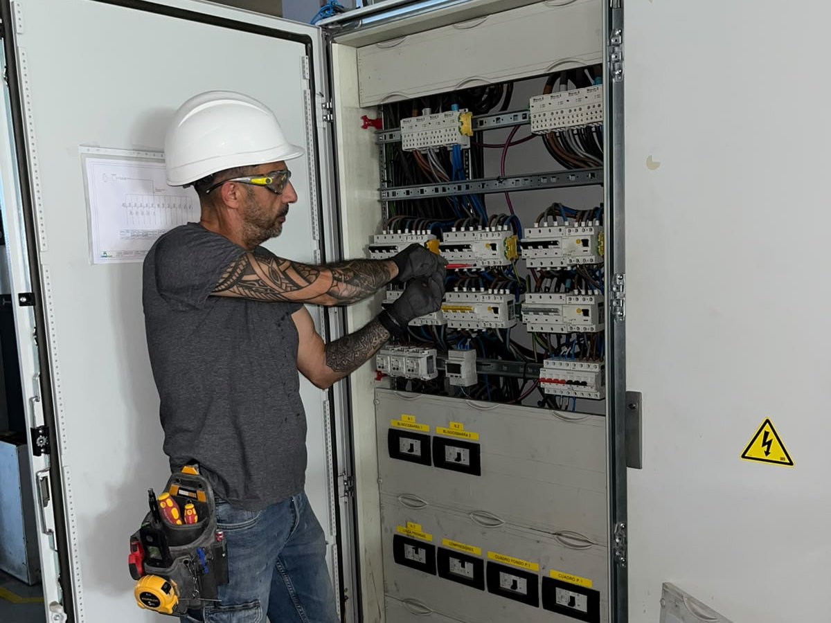 Técnico de INELECBA trabajando en un cuadro eléctrico